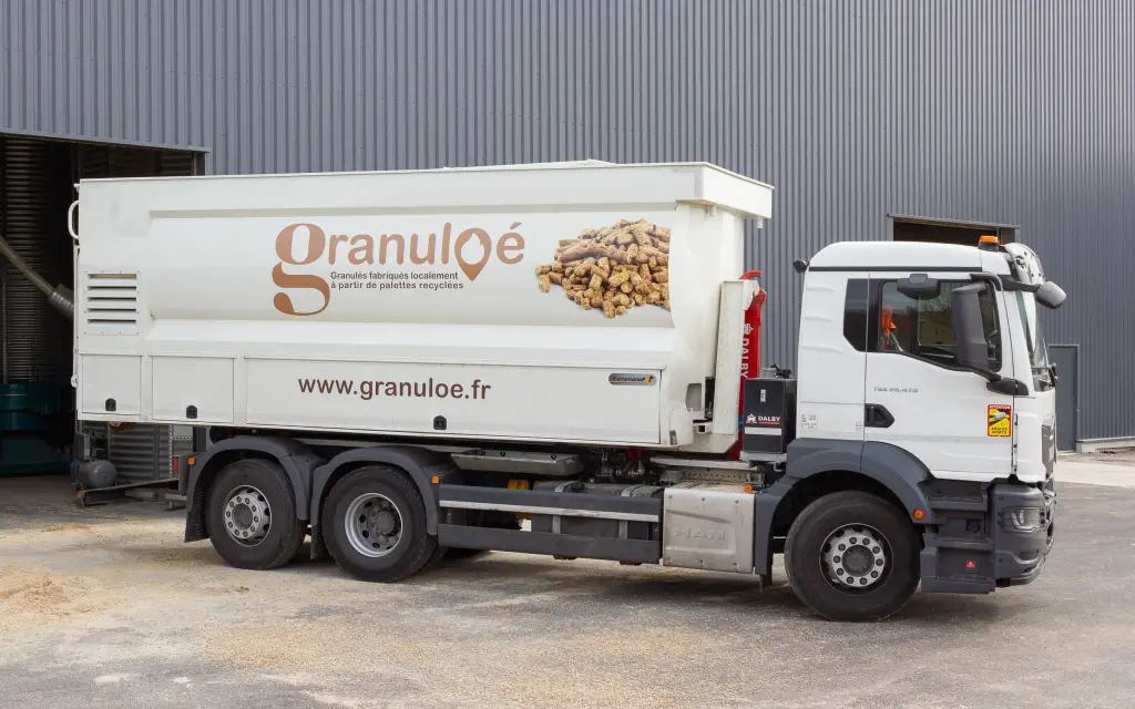 Chaufferie préfabriquée biomasse livraison de granulés de bois