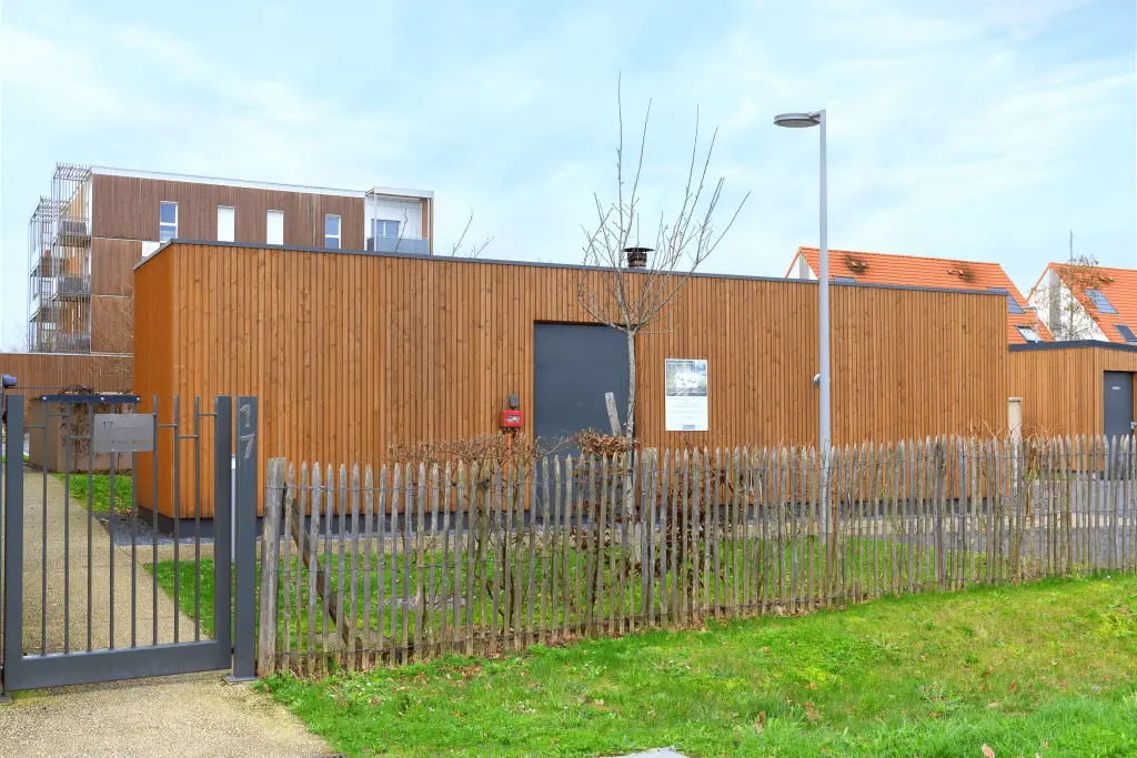 Chaufferie préfabriquée biomasse avec un bardage en bois