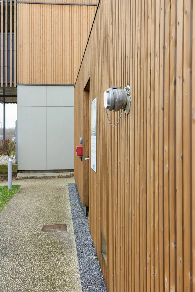 Chaufferie préfabriquée biomasse dans un conteneur bardé de bois